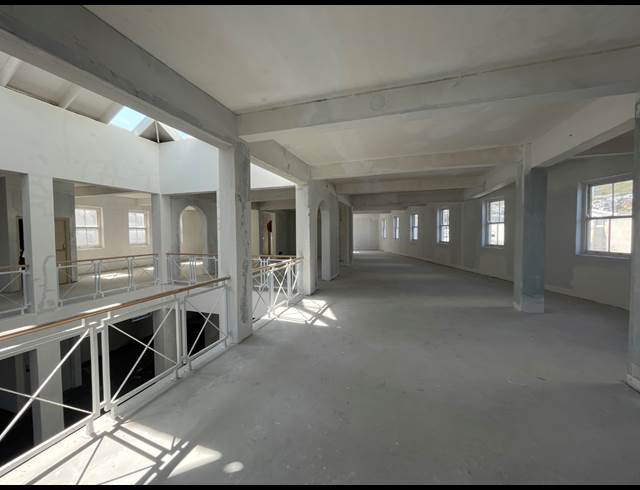 1,050M² OFFICE TO LET IN GARDENS