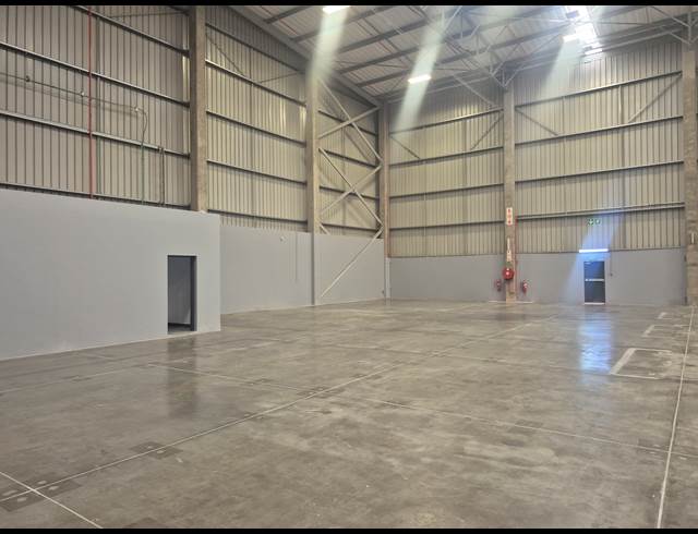 3,280M² WAREHOUSE TO LET IN LONGMEADOW