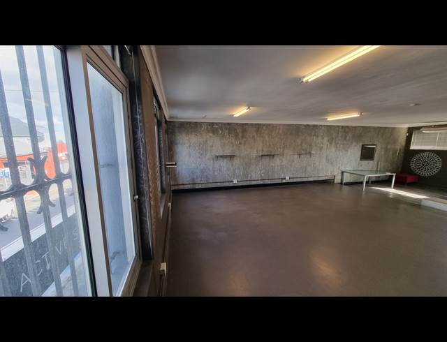 75M² BUSINESS TO LET IN WOODSTOCK