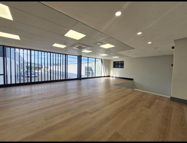 409M² WAREHOUSE TO LET IN STIKLAND INDUSTRIAL
