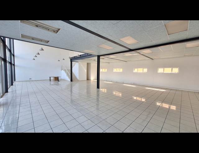 483M² SHOWROOM TO LET IN NORTH RIDING