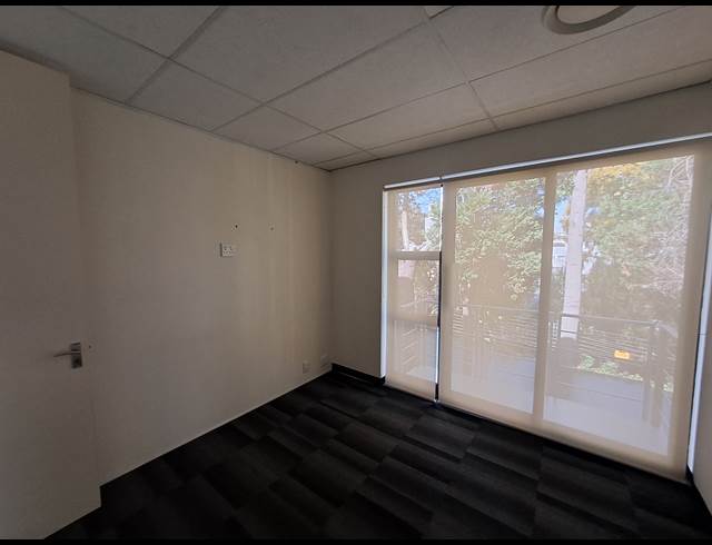 104M² OFFICE TO LET IN HYDE PARK