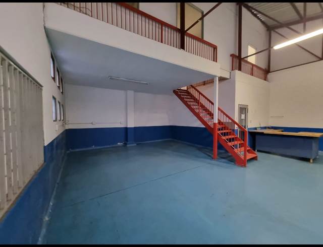 172M² WAREHOUSE TO LET IN STEELEDALE