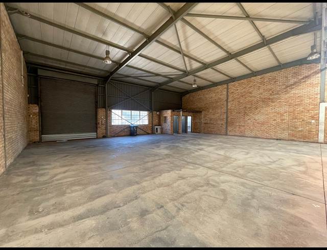 555M² WAREHOUSE TO LET IN GLEN AUSTIN AH
