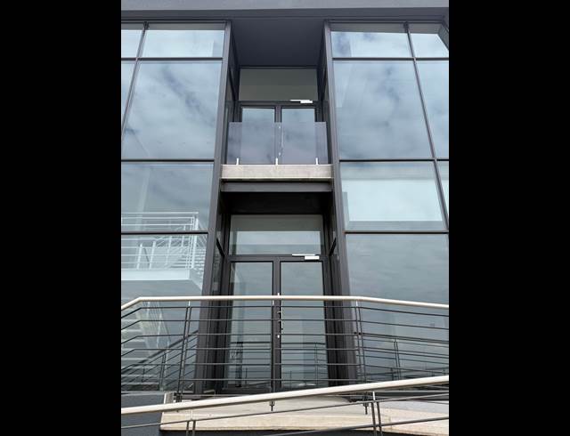 1,910M² WAREHOUSE TO LET IN AIRPORT PARK