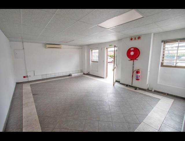 836M² WAREHOUSE TO LET IN OLIVEDALE