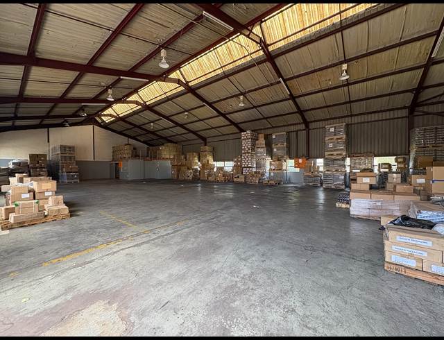 1,100M² WAREHOUSE TO LET IN WESTMEAD