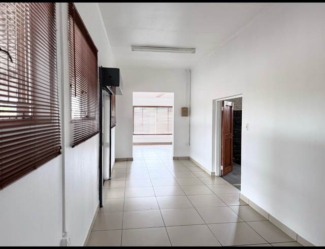 330M² WAREHOUSE TO LET IN APEX