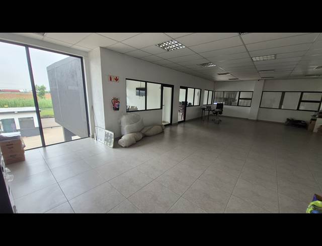 900M² FACTORY TO LET IN APEX