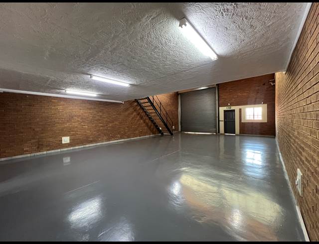 304M² WAREHOUSE TO LET IN HENNOPSPARK INDUSTRIAL