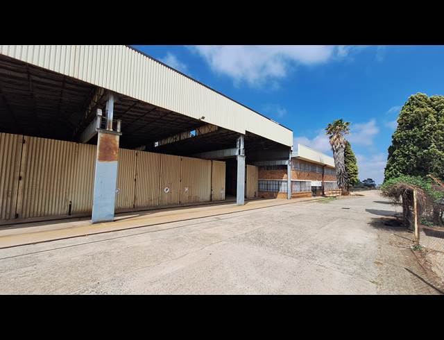 3,890M² FACTORY TO LET IN FACTORIA