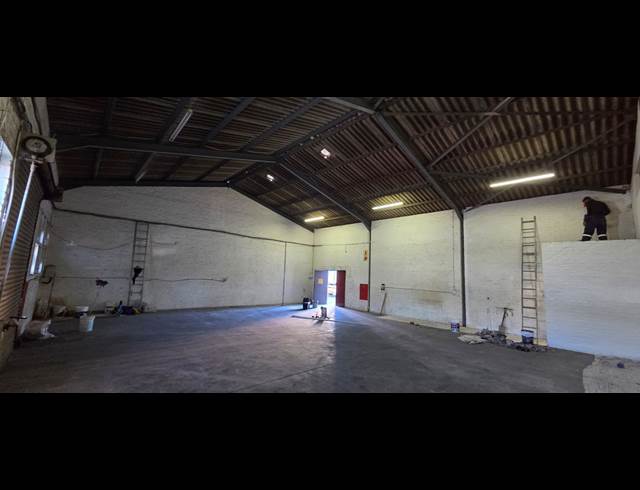 170M² WAREHOUSE TO LET IN CHARLESTON HILL