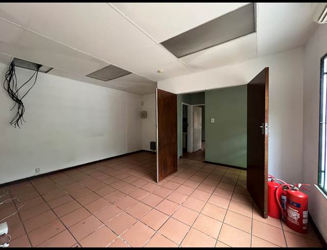 340M² WAREHOUSE TO LET IN HENNOPSPARK INDUSTRIAL