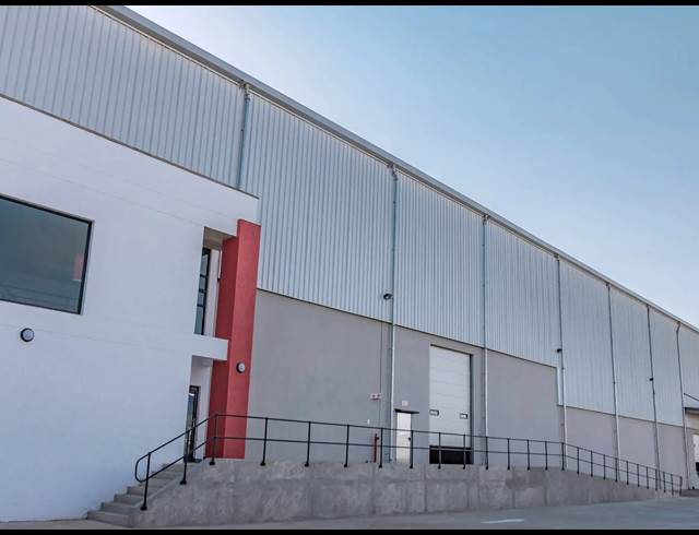 3,280M² WAREHOUSE TO LET IN LONGLAKE