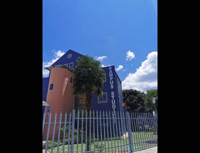 1 BEDROOM PROPERTY TO RENT IN DIE BULT