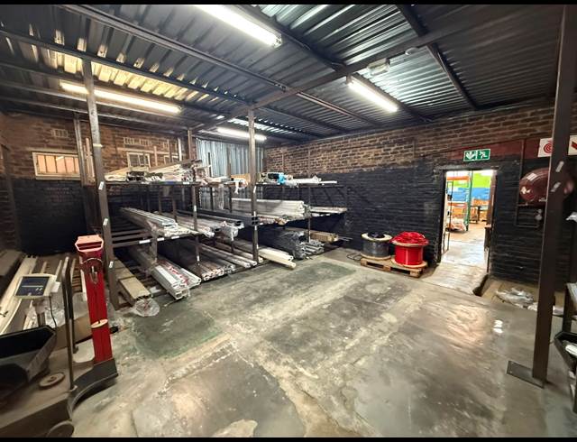 1,253M² WAREHOUSE TO LET IN FERNDALE
