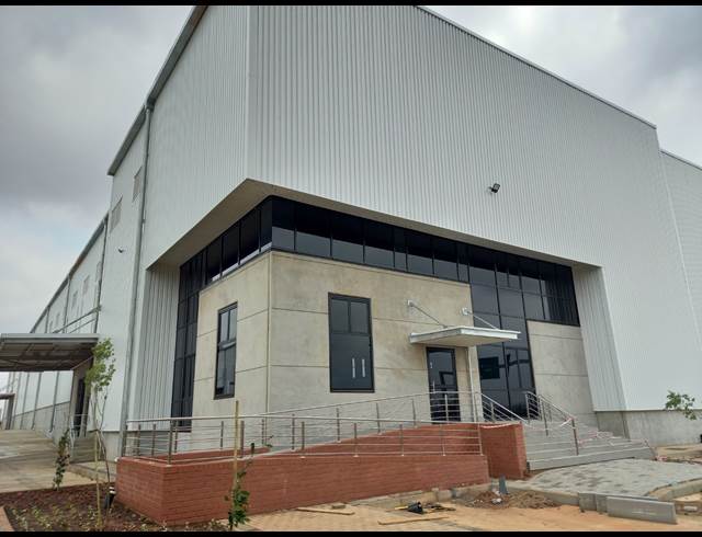 4,200M² WAREHOUSE TO LET IN POMONA