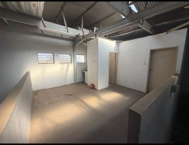 200M² WAREHOUSE TO LET IN LONGDALE