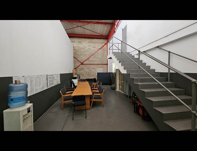 1,146M² WAREHOUSE TO LET IN JET PARK