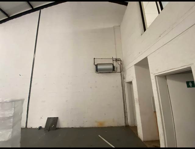 300M² WAREHOUSE TO LET IN KILLARNEY INDUSTRIA