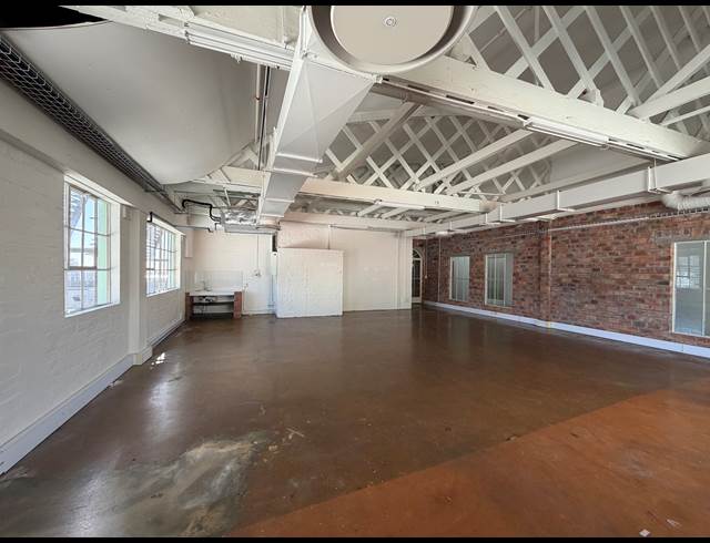 108M² BUILDING TO LET IN WOODSTOCK