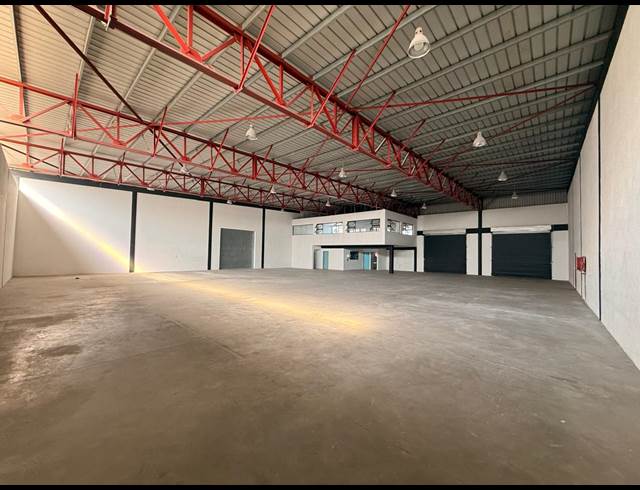 900M² WAREHOUSE TO LET IN APEX