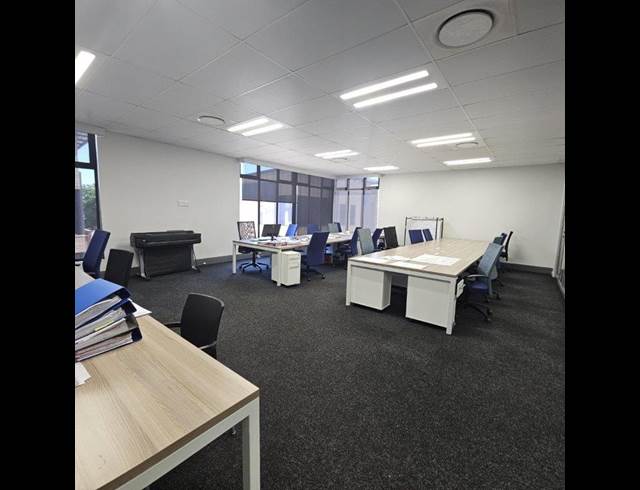 1,371M² BUILDING TO LET IN DIE HOEWES