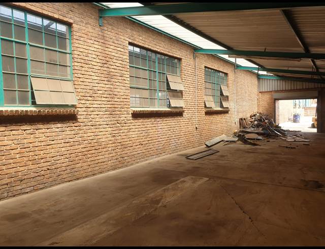 100M² WAREHOUSE TO LET IN BRENTWOOD PARK