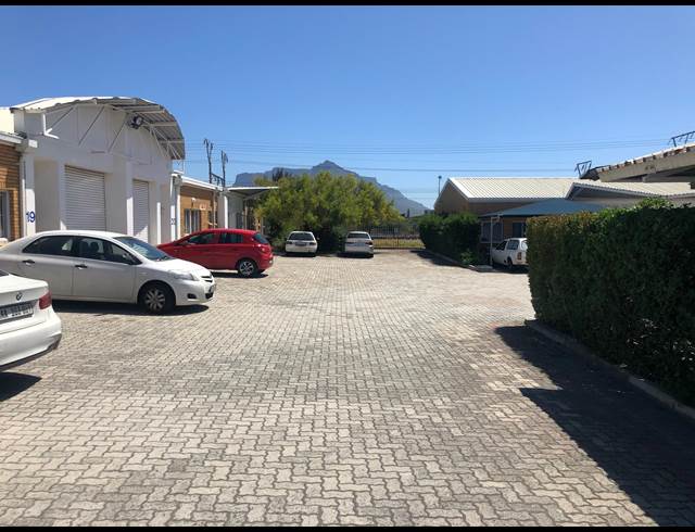 100M² WAREHOUSE TO LET IN THORNTON