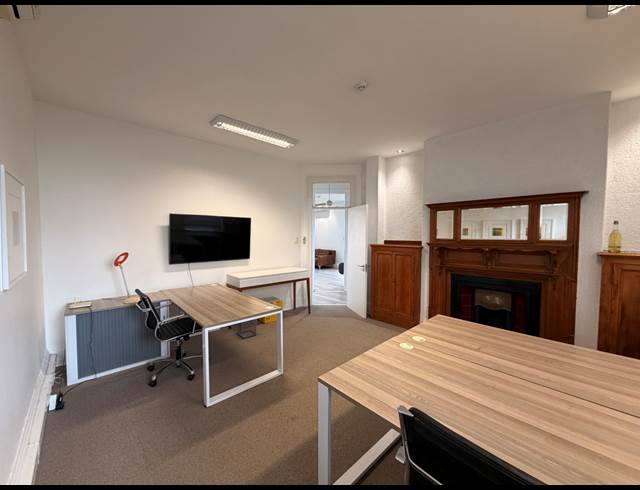 217M² OFFICE TO LET IN WATERFRONT