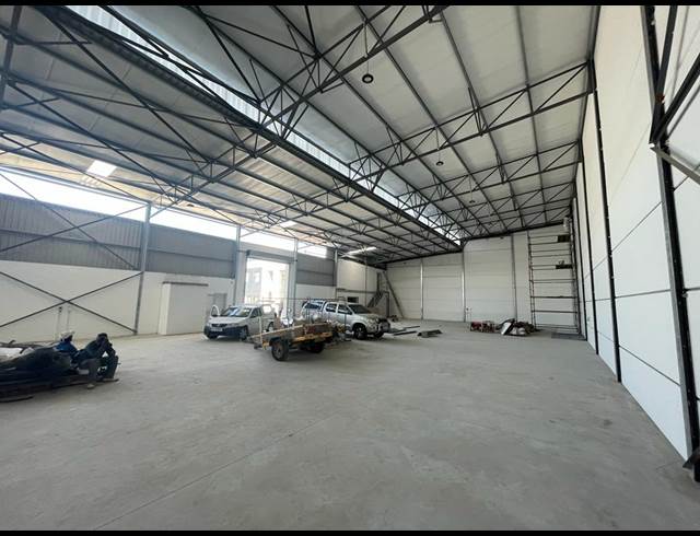 975M² WAREHOUSE TO LET IN STIKLAND INDUSTRIAL