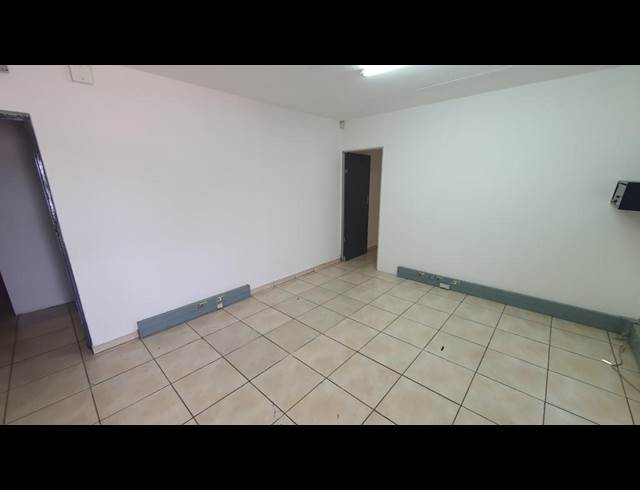 407M² WAREHOUSE TO LET IN JET PARK