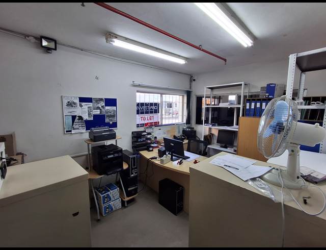 1,048M² WAREHOUSE TO LET IN CHISELHURST
