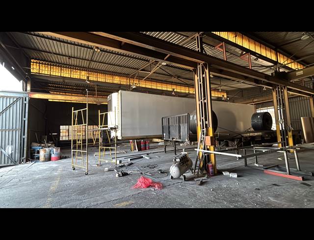 600M² WAREHOUSE TO LET IN JET PARK