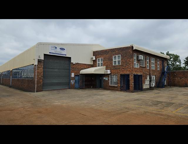 1,100M² WAREHOUSE TO LET IN HUGHES