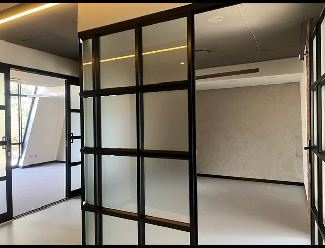 345M² OFFICE TO LET IN HYDE PARK
