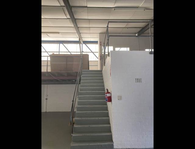 420M² WAREHOUSE RENTED IN RETREAT