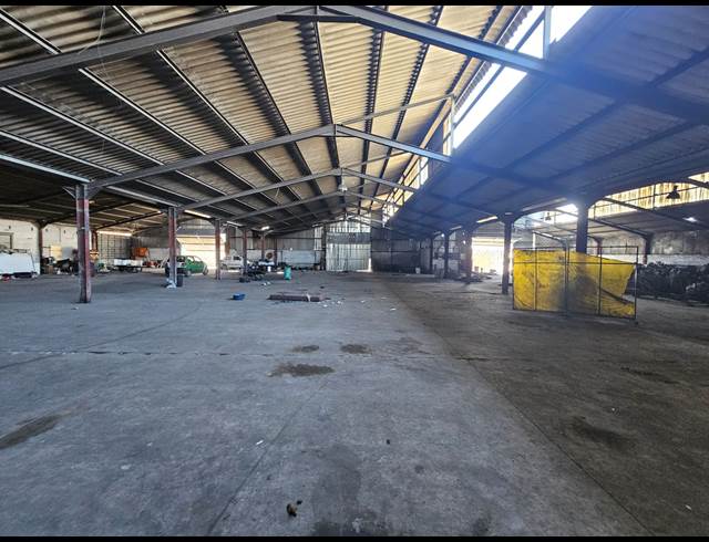 2,141M² WAREHOUSE TO LET IN STRAND CENTRAL