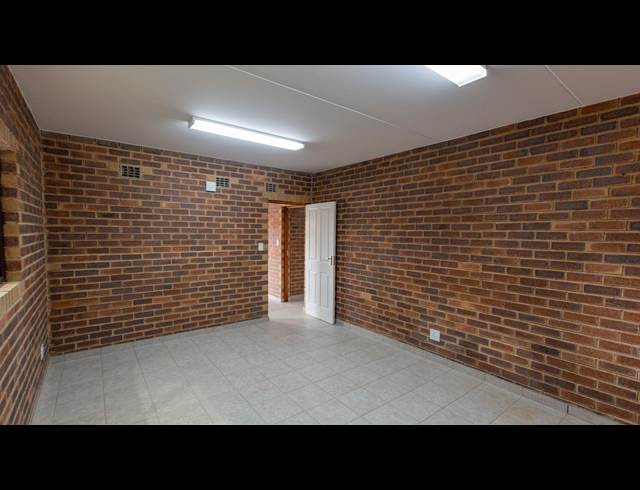 1,050M² WAREHOUSE TO LET IN POMONA