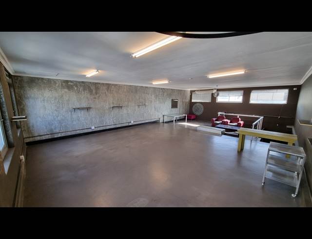 75M² BUSINESS TO LET IN WOODSTOCK