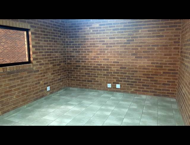 530M² WAREHOUSE TO LET IN POMONA
