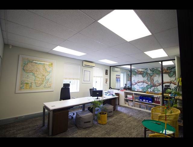 220M² SERVICED OFFICE TO LET IN HYDE PARK