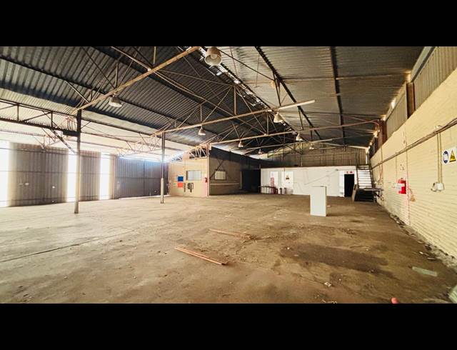 1,150M² WAREHOUSE TO LET IN CHAMDOR