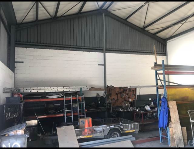 203M² WAREHOUSE TO LET IN STIKLAND INDUSTRIAL