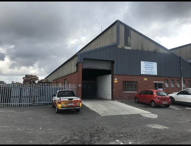 800M² WAREHOUSE TO LET IN TRIANGLE FARM