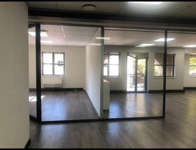 188M² OFFICE TO LET IN HYDE PARK