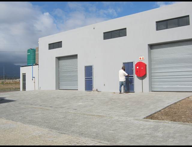 90M² BUILDING TO LET IN BROADLANDS PARK