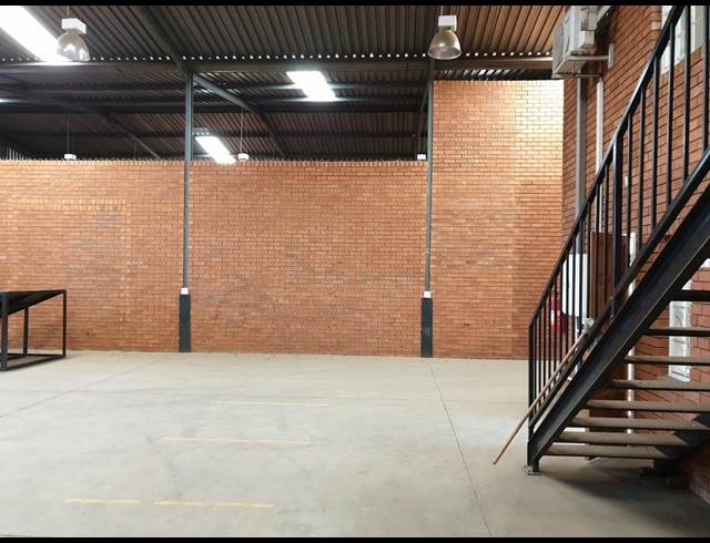 230M² WAREHOUSE TO LET IN ROODEKOP