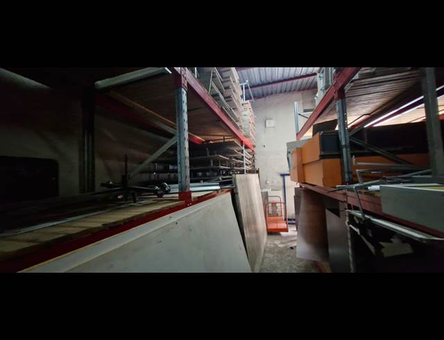300M² BUILDING TO LET IN VILLAGE DEEP