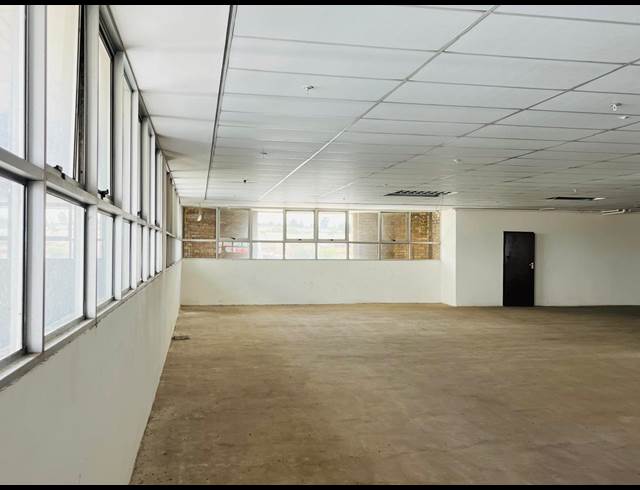 1,110M² RETAIL TO LET IN HALFWAY HOUSE
